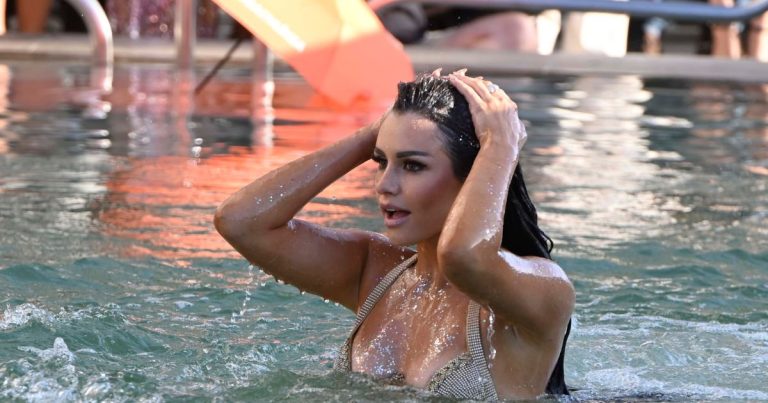 Emilia Dides cautivó con bikini dorado: así fue el tradicional piscinazo de los reyes de Viña