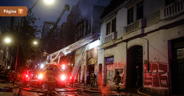 Gran incendio destruyó hotel abandonado en Santiago Centro