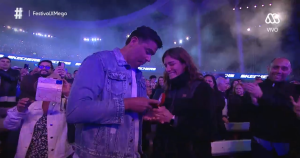 Pareja se comprometió en show de Carlos Vives en Viña 2025: cámara captó petición de matrimonio