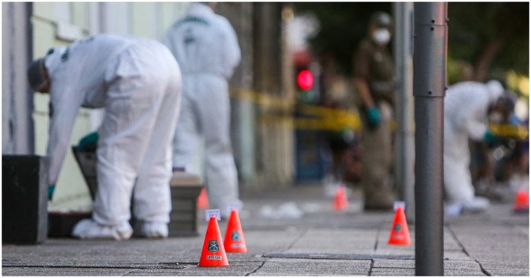 Doble homicidio en pleno centro de Santiago: víctimas fueron baleadas dentro de un vehículo