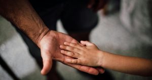 Niño de casi 2 años en riesgo vital tras ser agredido en Buin: madre y conviviente fueron detenidos