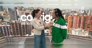 Andrea Aristegui practica artes marciales con camarógrafo