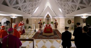 Vaticano publica las primeras imágenes del papa Francisco en su féretro