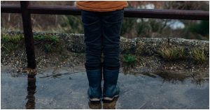 Formalizan a mujer por homicidio frustrado de su hijastro: mantenía graves signos de desnutrición