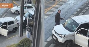 Con golpes, daños y fuga: captan violenta pelea de 2 conductores a plena luz del día en Providencia