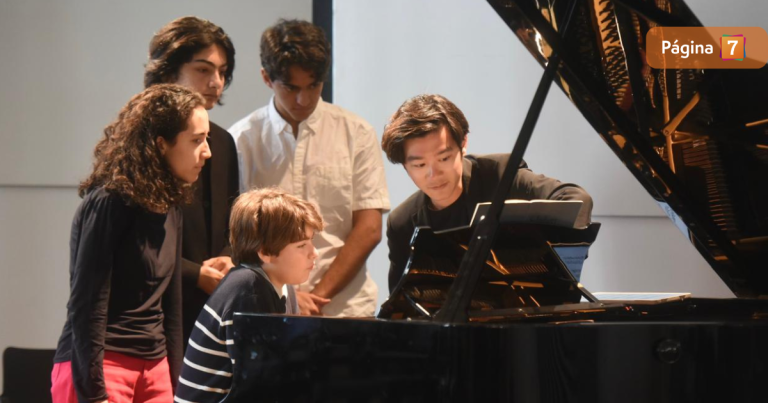 Pianista chino Xiaolu Zang hizo masterclass a jóvenes chilenos y cautivó tocando en el Municipal