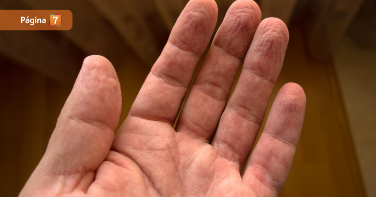 Que se te arruguen los dedos en la piscina no es casualidad: esta es la razón científica detrás