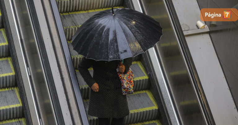 ¿Cuándo preparar los paraguas? Lluvia en Santiago se adelantará y llegará con mucho frío