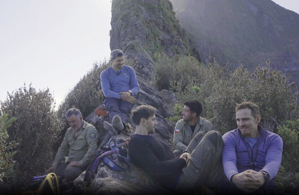 Con Pangal Andrade escalando una peligrosa cumbre: así será el primer capítulo de ‘El Clan’