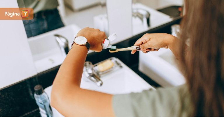 ¿Enjuagarte después de cepillarte? Odontólogo advierte que podrías estar desperdiciando flúor