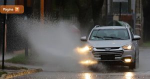 ¿Qué multa arriesgan los conductores que mojen a un peatón en días de lluvia? Esto dice la ley
