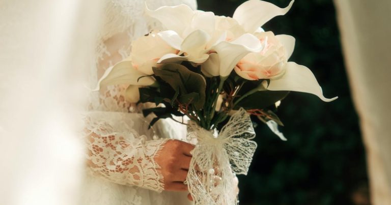 Asesinan a novia mientras despedía a los invitados a su boda en Francia: encapuchados le dispararon