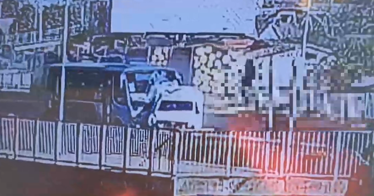 Cámara captó momento exacto de fatal colisión en Concepción: micro arrasó con dos autos