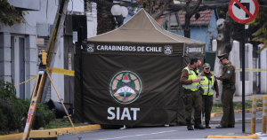 Dos fallecidos tras choque de auto contra paradero en La Pintana: peatones esperaban locomoción