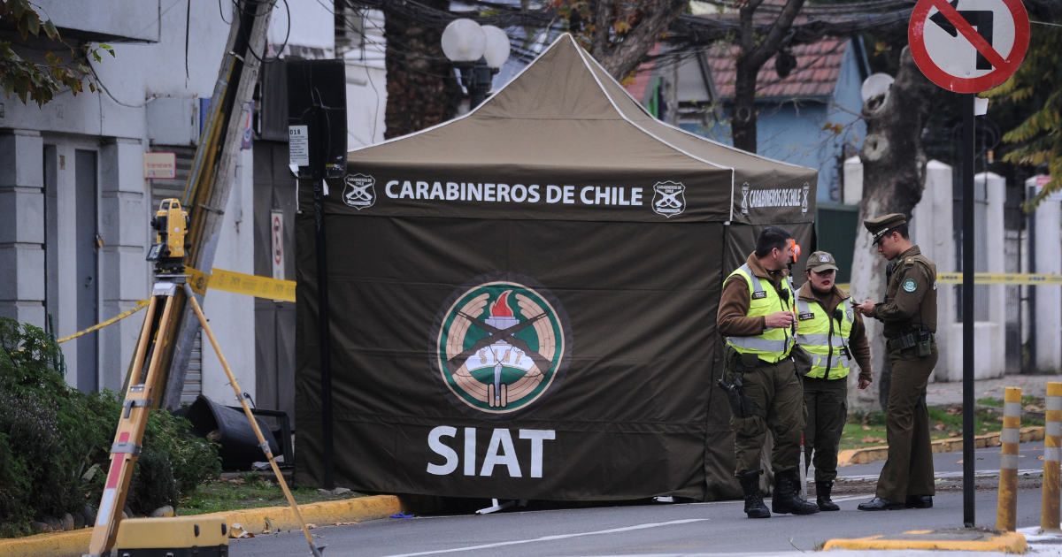 Dos fallecidos tras choque de auto contra paradero en La Pintana: peatones esperaban locomoción