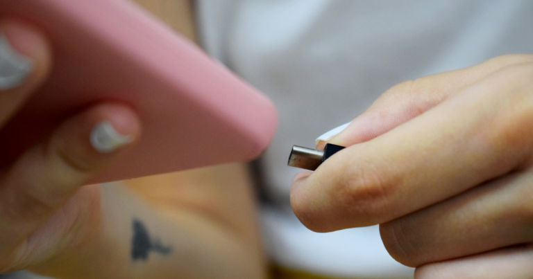 Adolescente muere tras sufrir descarga eléctrica mientras usaba celular enchufado en San Ignacio