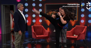 Andrea Aristegui hizo pasar susto a Kike Morandé con demostración de taekwondo en Detrás del Muro