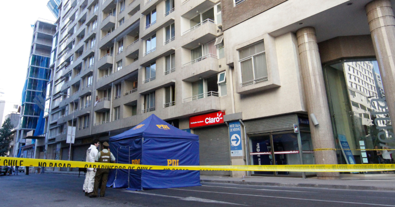 Delincuentes asesinan a hombre tras salir de edificio en Ñuñoa: lo estaban esperando en un auto
