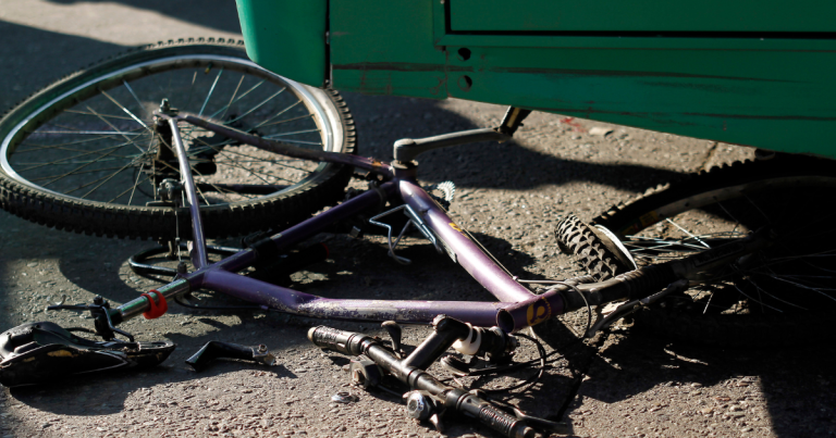 Ciclista murió tras ser atropellado por conductor de 17 años: joven huyó sin prestarle ayuda