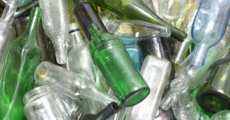 Revelan que envases de vidrio captan hasta 50 veces más microplásticos