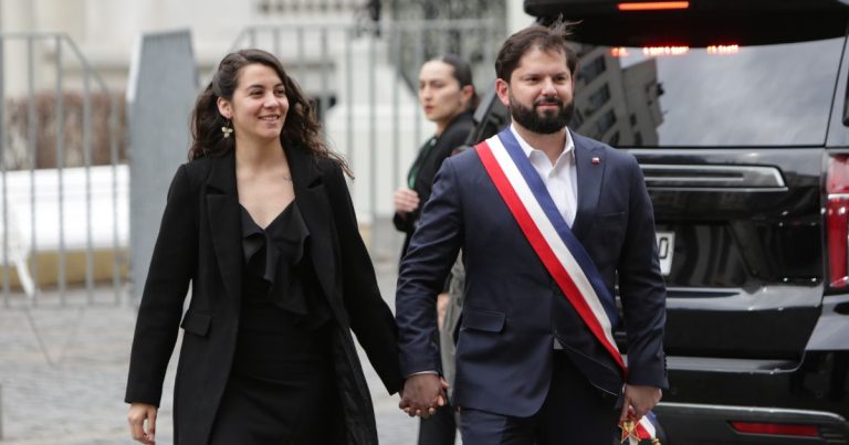 Presidente Boric y Paula Carrasco comparten su primera foto junto a Violeta: 