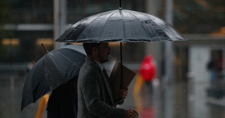 Lluvias llegan con fuerza a Santiago: calles anegadas, cortes de luz y accidentes