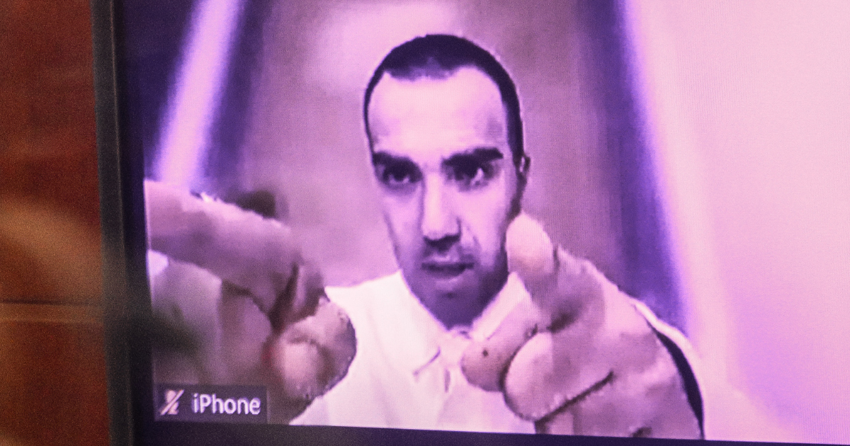 martín de los santos está fuera del país