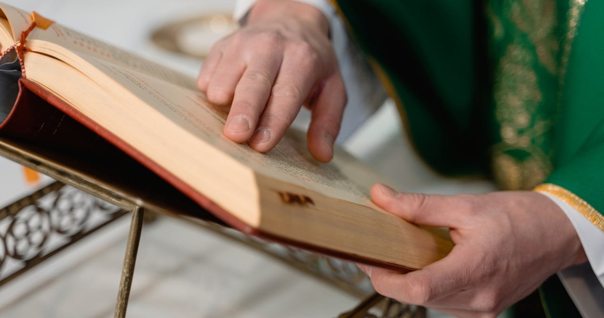 Apuñalan a párroco que intentó frustrar robo a iglesia en Talca
