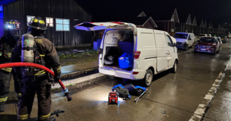 Conductor sufrió graves quemaduras en Punta Arenas: prendió un cigarro y su furgón explotó