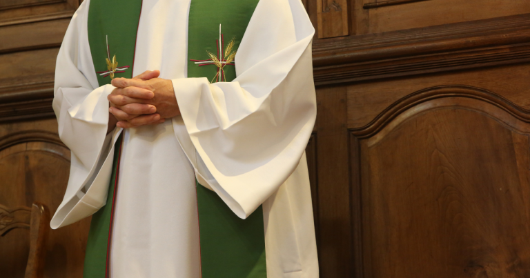 Sacerdote de Los Andes es acusado de mantener relación con fiel: sigue en funciones pese a sanción