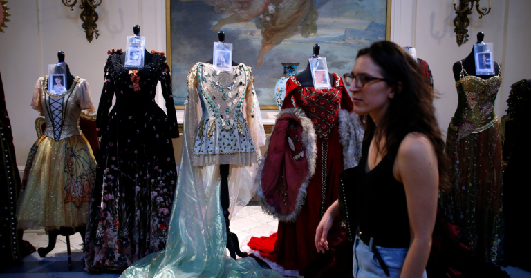 Volvió la venta de vestuario del Teatro Municipal de Santiago: precios van desde los $3 mil