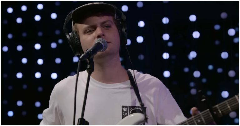 Vuelve Mac DeMarco: músico canadiense regresa a Chile tras 7 años con show en el Caupolicán