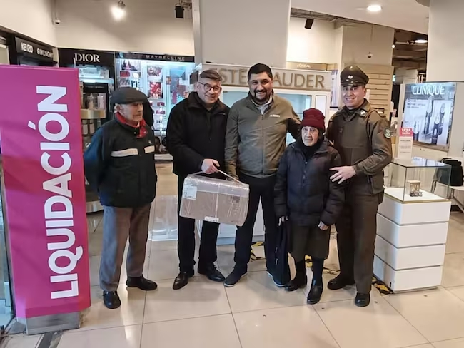 Adultos mayores recibieron millonaria encomienda por error y ellos lo devolvieron a Carabineros