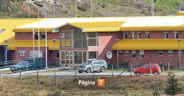 Joven que apuñaló en el corazón a otro estudiante agredió también a gendarmes durante audiencia