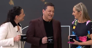 Andrea Aristegui sacó risas con broma a Julio César Rodríguez ante presente laboral: 