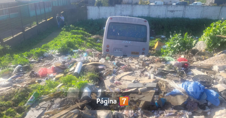 Bus con escolares a bordo cae desde cuesta a un basural irregular en Coronel