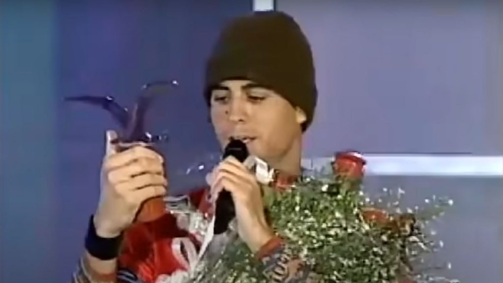 Enrique Iglesias cuando recibió la gavota en Festival de Viña del Mar año 2000.