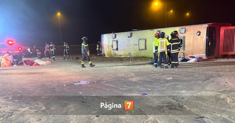 Mueren 3 personas tras volcamiento de bus en Copiapó: una es menor de edad