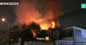 Hinchas de la U provocan incendio en las afueras de hotel en La Serena