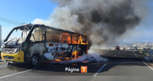Caída de colchón en plena Ruta 5 Norte desató caos: generó incendio de microbús en sector El Panul