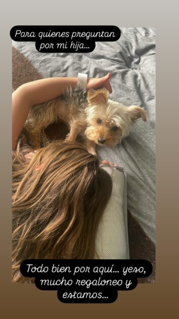 Fernanda Hansen muestra a su hija con yeso