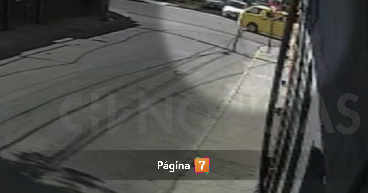 Revelan video el momento exacto en que delincuentes chocan a furgón escolar en Recoleta