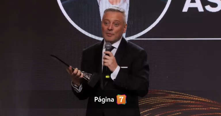 Juan Manuel Astorga al ganar como Mejor Rostro Informativo: 