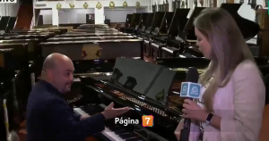 Periodista de Meganoticias sacó aplausos cantando: interpretó Gracias a la vida de Violeta Parra