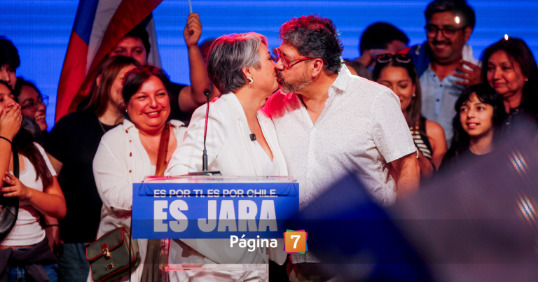 Romántico momento: Jeannette Jara besó a su pareja durante discurso tras pedido del público