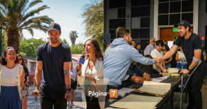 Alcalde Tomás Vodanovic llegó a votar con muletas tras revelar problema de salud: "Tengo para rato"