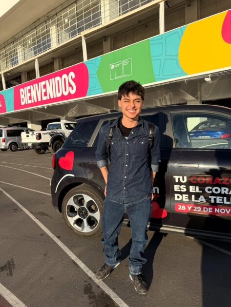 Tiene 21 años y hace stand‑up: así está el ‘Chico Eléctrico’ a tres años de su paso por Teletón