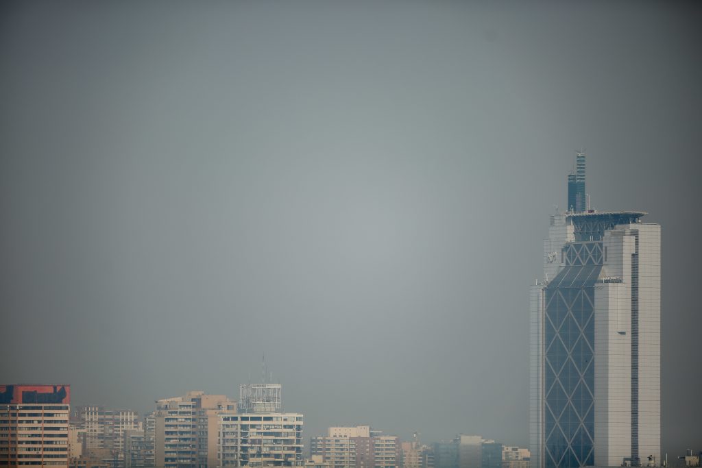 Densa nube de humo cubre Santiago: médico advierte riesgos para la salud por incendio forestal