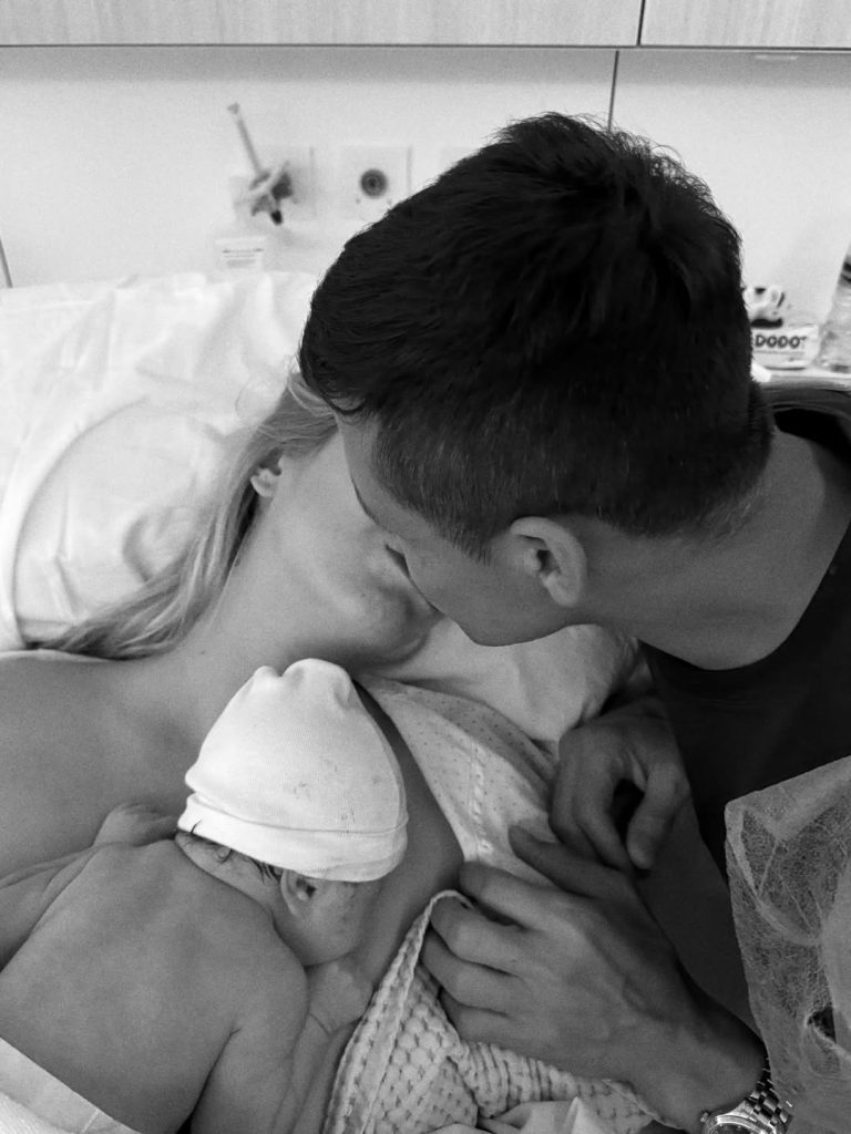 Así vive Alexis Sánchez su primera Navidad como padre junto a Alexandra Litvinova y su hija Bela