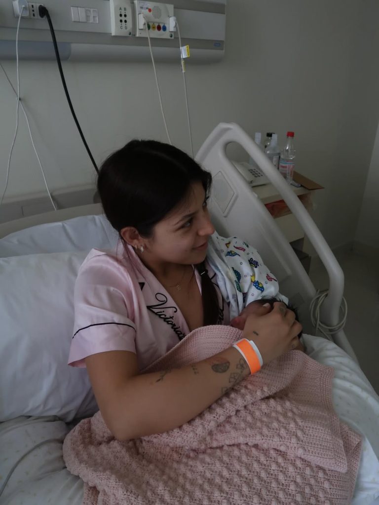 Ignacia Antonia compartió emotivas e inéditas fotos del parto de su primera hija con AK4:20, Amelia